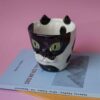 χειροποίητη κεραμική ταξίντο γάτα κούπα. handmade ceramic tuxedo cat mug.