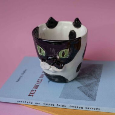 χειροποίητη κεραμική ταξίντο γάτα κούπα. handmade ceramic tuxedo cat mug.