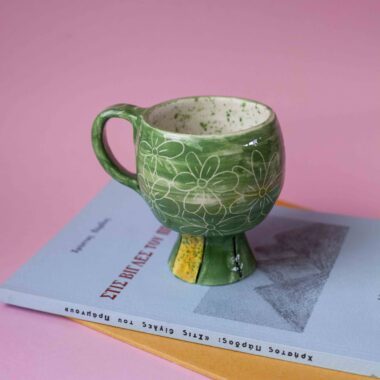 handmade green espresso mug with flowers. χειροποίητο κεραμικό φλιτζάνι με λουλούδια.