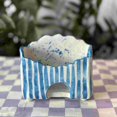 handmade ceramic sponge holder with light blue stripes and a heart. χειροποίητη κεραμική σφουγγαροθήκη με γαλάζιες ρίγες.