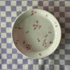 handmade plate with pink flowers. χειροποίητο κεραμικό πιάτο μινιμαλ με ροζ λουλουδάκια.