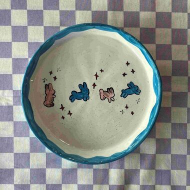 χειροποίητο κεραμικό πιάτο με κουνελάκια. handmade ceramic plate with bunnies.