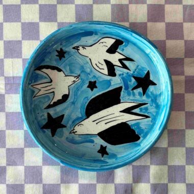 handmade ceramic plate with birds. χειροπόιητο κεραμικό πιάτο με πουλιά.