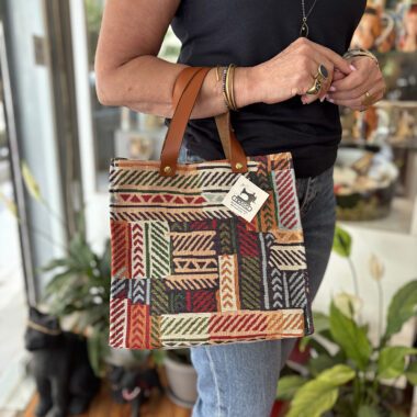 Χειροποίητη τετράγωνη τσάντα Πάνινο με tribal μοτίβο και δερμάτινα λουράκια. Handmade Panino square handbag with tribal pattern and leather handles.