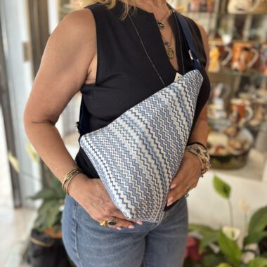 handmade blue striped bag. perfect for everyday. comfortable shoulder bag with hard handle. χειροποίητο τσαντάκι με μπλε σγουρό μοτίβο. Χοντρό ιμάντα και άνετο πιάσιμο. κατάλληλη για κάθε μέρα