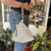Χειροποίητο τριγωνικό τσαντάκι Πάνινο σε μπεζ απόχρωση με καφέ καρό μοτίβο. Small handmade Panino triangle handbag with beige background and brown check pattern.