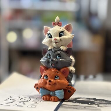 miniature aristocats one little cute original disney statue from the iconic movie the aristocats. μινιατούρα με τις αριστόγατες της Ντίσνευ.