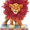Disney Traditions φιγούρα Simba από τον Jim Shore, από την ταινία The Lion King, σε στάση Personality Pose και σχεδιασμό που θυμίζει σκαλιστό ξύλο.