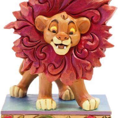Disney Traditions φιγούρα Simba από τον Jim Shore, από την ταινία The Lion King, σε στάση Personality Pose και σχεδιασμό που θυμίζει σκαλιστό ξύλο.