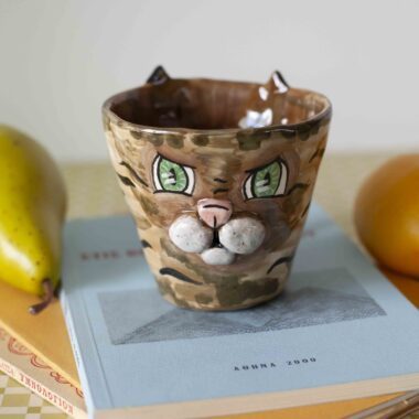 handmade ceramic mug with tabby cat and white snout. χειροποίητη κεραμική κούπα γάτα με λευκή μουσούδα.