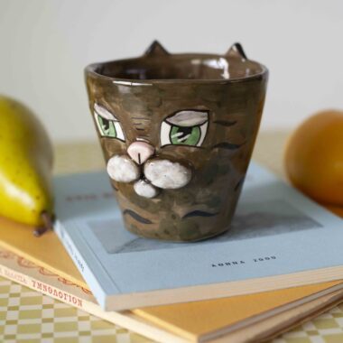 handmade ceramic mug with tabby cat and white snout. χειροποίητη κεραμική κούπα γάτα με λευκή μουσούδα.