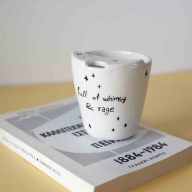 handmade ceramic cup perfect for fall and halloween days. χειροποίητη κεραμική κούπα κατάλληλη για φθινόπωρο και χαλογουιν.