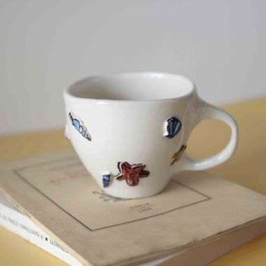 handmade ceramic mugs with 3d seashells. χειροποίητη κεραμική κούπα με 3ντι κοχύλια.