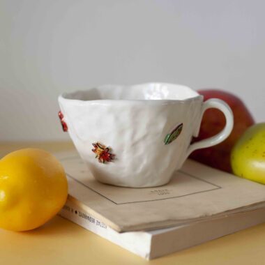 handmade ceramic mug with 3d leaves that writes inside fuck it. χειροποίητη κεραμική κούπα με 3ντι φύλλα που μεσα γραφει παράτα το. μεγάλη κούπα για καφέ και τσάι.