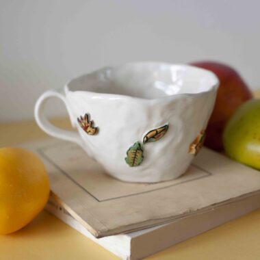 handmade ceramic mug with 3d leaves that writes inside fuck it. χειροποίητη κεραμική κούπα με 3ντι φύλλα που μεσα γραφει παράτα το. μεγάλη κούπα για καφέ και τσάι.