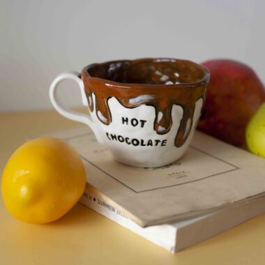 χειροποίητη κεραμική κούπα που γράφει hot chocolate και είναι για να πιεις μικρή ποσότητα ζεστής σοκολάτας.handmade ceramic mug that writes hot chocolate. it is perfect for a smaller amout of hot chocolate.