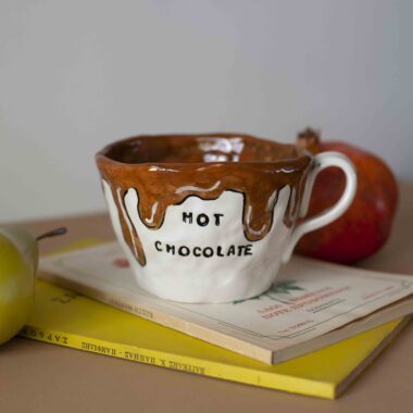 handmade ceramic big mug for hot chocolate. it writes hot chocolate and it has melted chocolate painted. χειροποίητη κεραμική κούπα που είναι για ζεστή σοκολάτα. κατάλληλη για ζεστή σοκολάτα που το γράφει πάνω και έχει λιωμένη σοκολάτα που τρέχει.