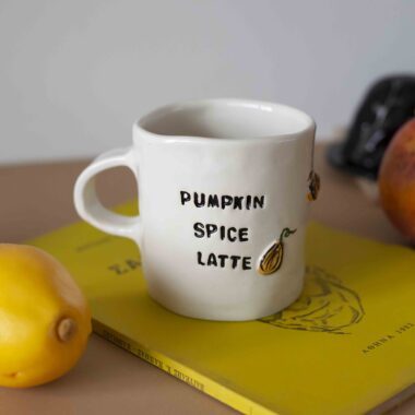 handmade ceramic mug for pumpkin spice latte with 3d pumpkins. χειροποίητη κεραμική κούπα τέλεια για λάτε με 3ντι κολοκύθες .