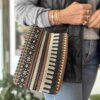 handmade bag with one metallic hoop and pattern that looks like carpet χειροποίητη τσάντα με χερούλι ένα μεταλλικό κρίκο και μοτίβο που θυμίζει χαλί
