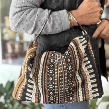 handmade bag with two metallic hoops and pattern that looks like carpet χειροποίητη τσάντα με χερούλια δύο μεταλλικούς κρίκους και μοτίβο που θυμίζει χαλί