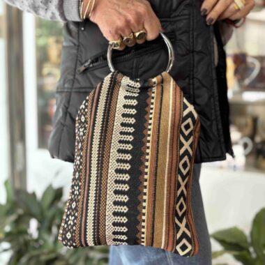 handmade bag with two metallic hoops and pattern that looks like carpet χειροποίητη τσάντα με χερούλια δύο μεταλλικούς κρίκους και μοτίβο που θυμίζει χαλί