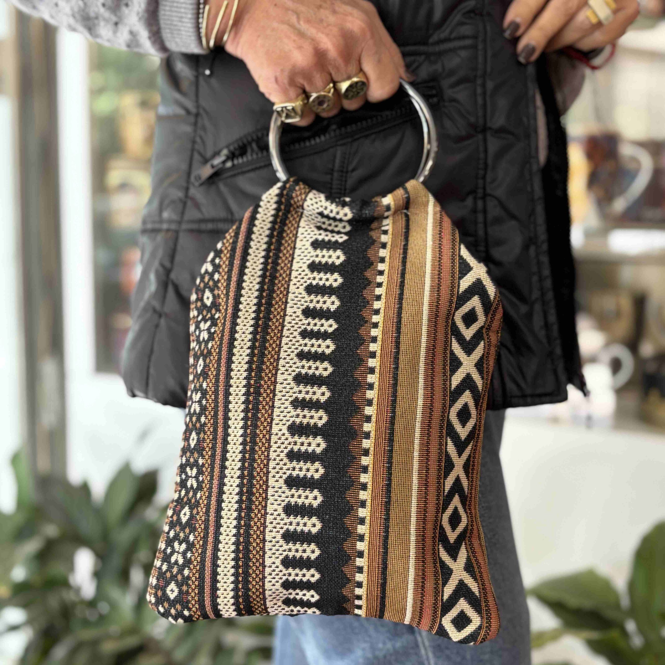 handmade bag with two metallic hoops and pattern that looks like carpet χειροποίητη τσάντα με χερούλια δύο μεταλλικούς κρίκους και μοτίβο που θυμίζει χαλί
