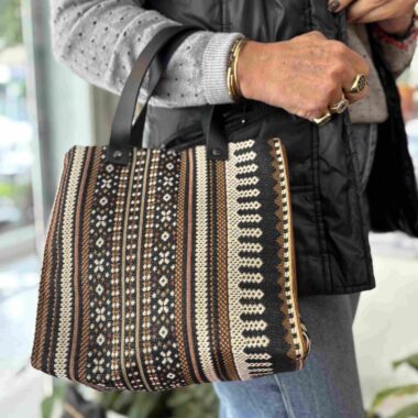 handmade bag with leather handles and pattern that looks like carpet χειροποίητη τσάντα με δερμάτινα χερούλια και μοτίβο που θυμίζει χαλί