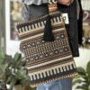 handmade bag with that looks like a cosmetic bag and pattern that looks like carpet χειροποίητη τσάντα σε σχέδιο νεσεσέρ και μοτίβο που θυμίζει χαλί