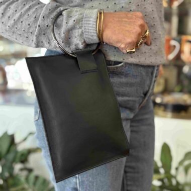 leather wallet with one metallic hoop for handle. δερμάτινο πορτοφόλι με κρίκο για χερούλι.