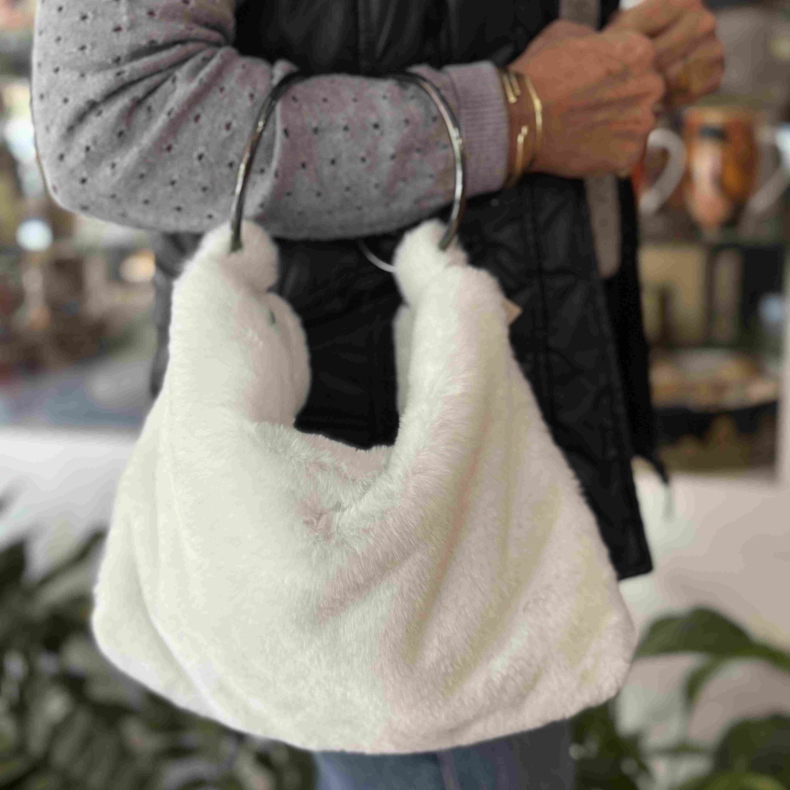 handmade white fur bag with two hoops for handles. χειροποίητη τσάντα γούνινη σε λευκό χρώμα με δυο κρίκους για χερούλια,