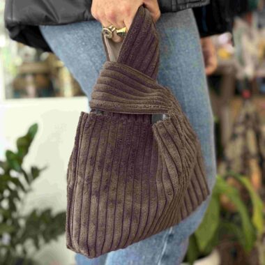 handmade cordroy brown bag . χειροποίητη καφέ κοτλέ τσάντα .